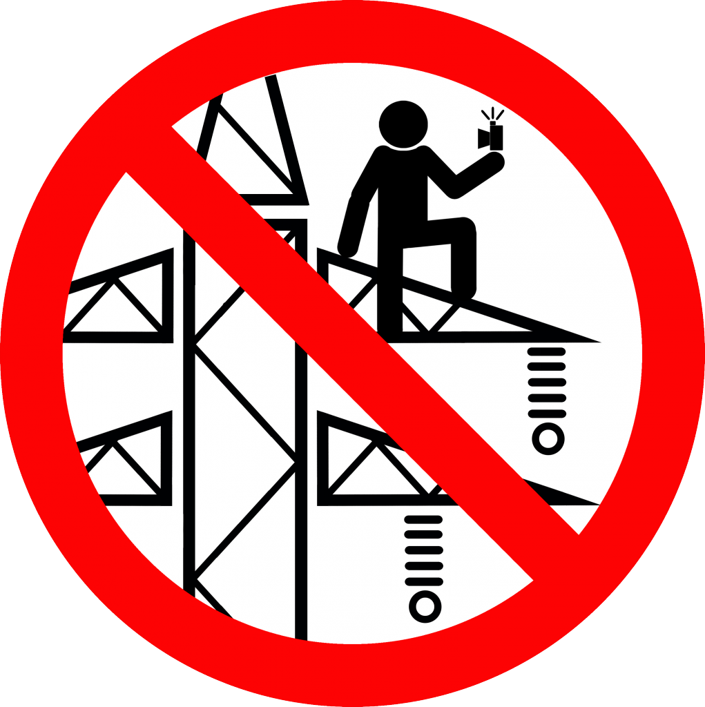 Для предупреждения несчастных случаев МОЭСК оградит опоры ЛЭП от любителей  селфи колючей проволокой