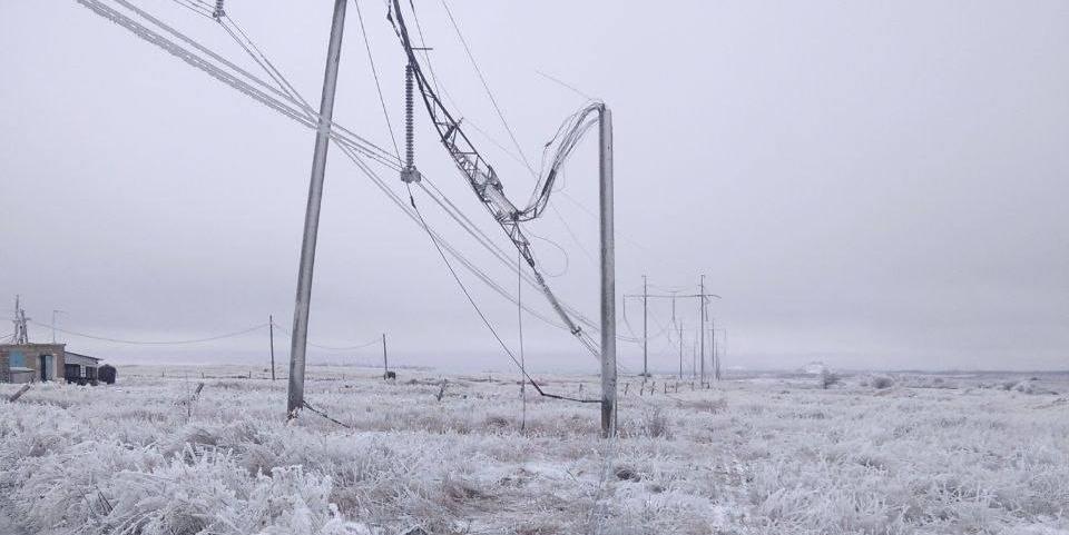 Число отключенных от электроснабжения потребителей в пострадавших от непогоды регионах сократилось до 142 тыс.