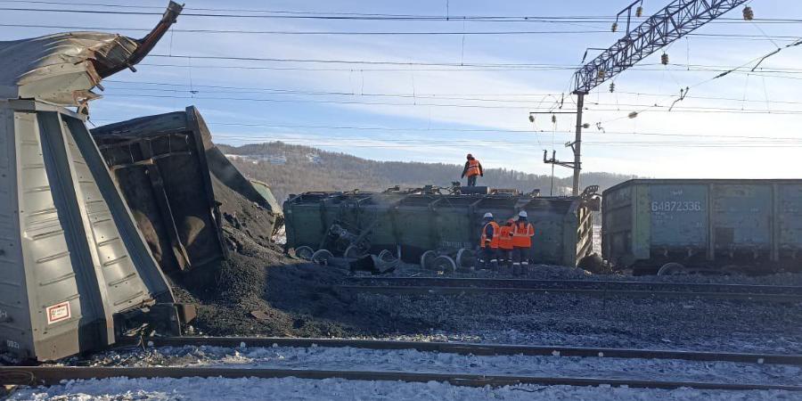 В Забайкальском крае при столкновении грузовых составов с рельсов сошли вагоны с углем