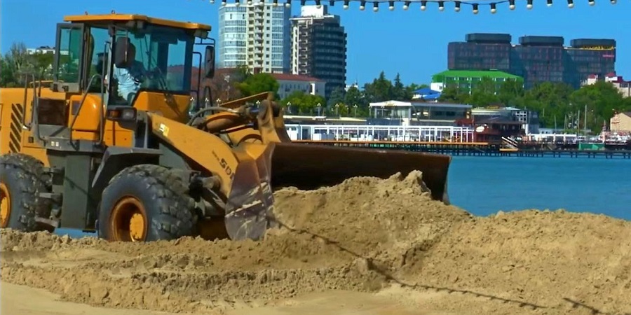На пляжах Анапы демонтируют песчаную насыпь