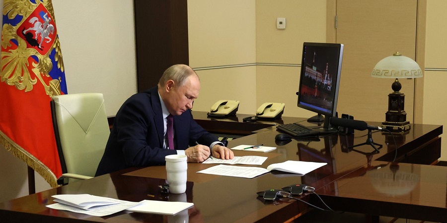 В. Путин продлил запрет на продажу нефти и нефтепродуктов в рамках механизма потолка цен