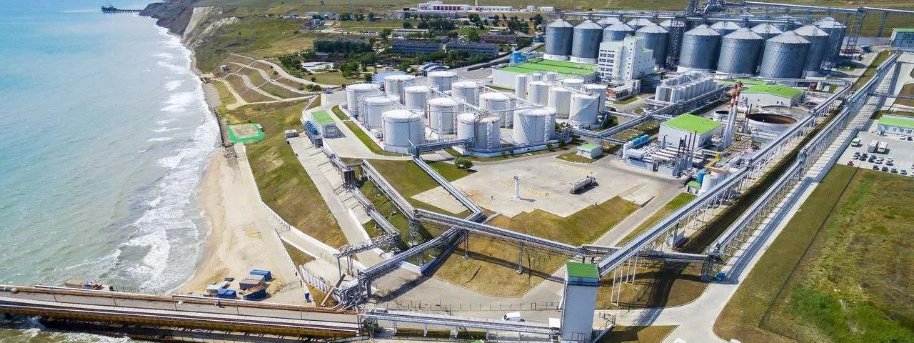 Падение обломков БПЛА спровоцировало пожар в порту Тамань в пос. Волна Краснодарского края