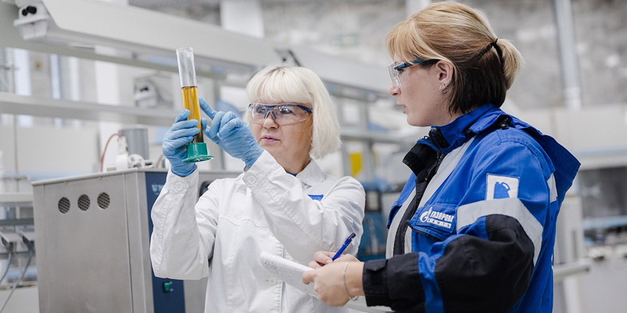 Газпром нефть обеспечит современными маслами и битумными материалами предприятия Вологодской и Смоленской областей