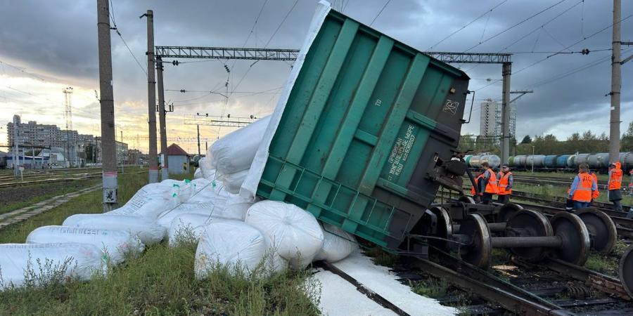 В двух российских регионах с рельсов сошли вагоны поездов