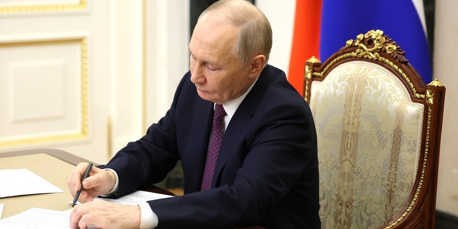 В. Путин продлил действие запрета на продажу нефти и нефтепродуктов в рамках механизма потолка цен еще на шесть месяцев