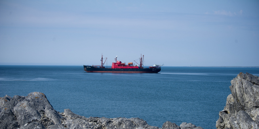 Научное судно Михаил Сомов завершило первый в 2025 г. рейс по снабжению арктических станций  