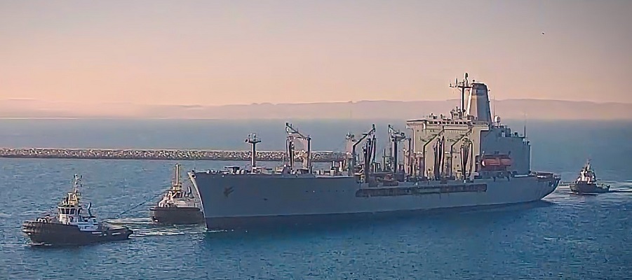 Аварийный военный танкер USNS Big Horn ждет ремонта в Омане