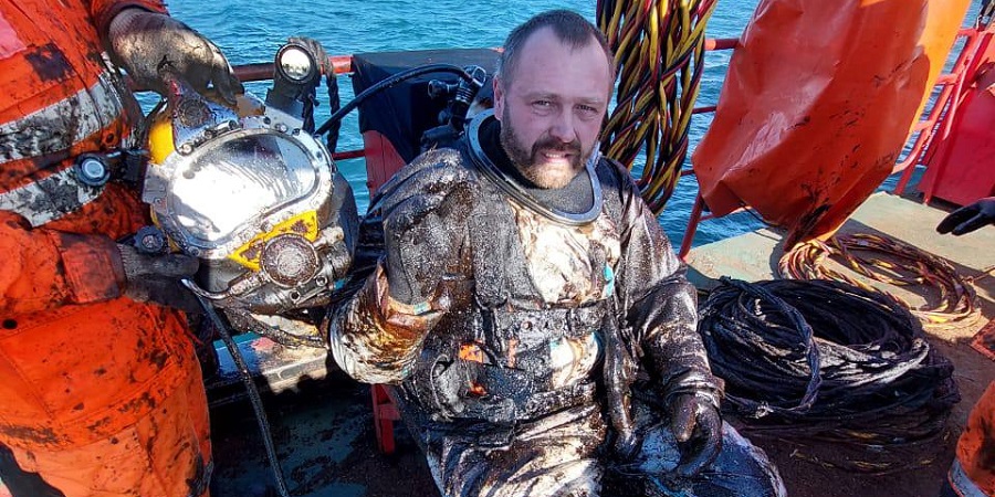 Морспасслужба обследует корму танкера Волгонефть-212 перед подъемом