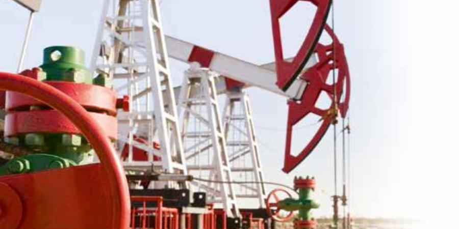Вытеснение нефти углеводородными растворителями для увеличения продуктивности залежи