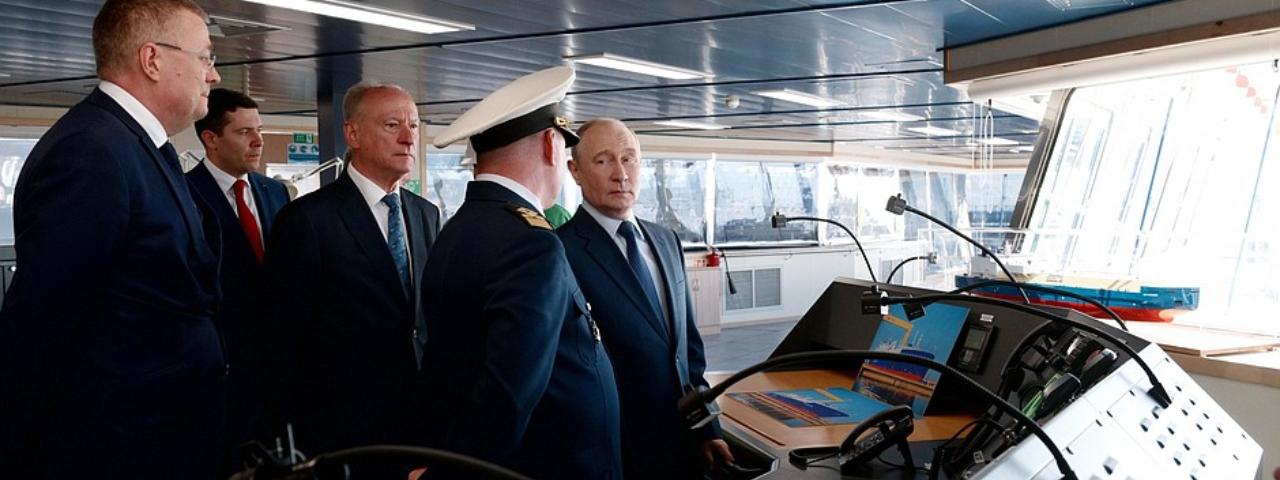 В. Путин посетил ССК Звезда и осмотрел танкер-газовоз Петр Столыпин