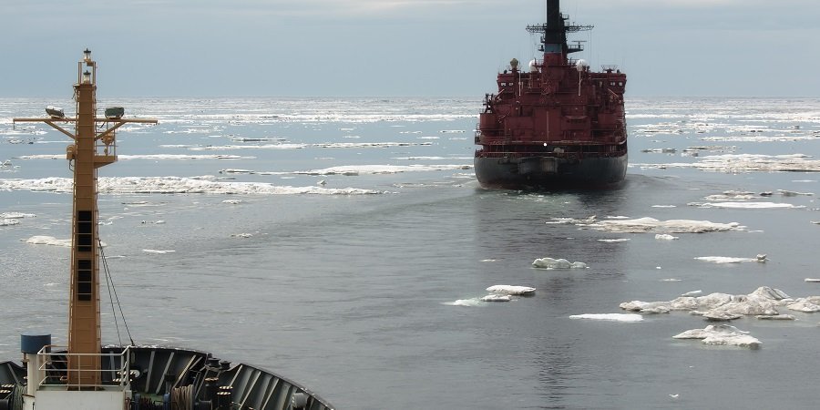 Ледокол выведет суда с российской нефтью, застрявшие во льдах Севморпути во время тестового маршрута в Китай