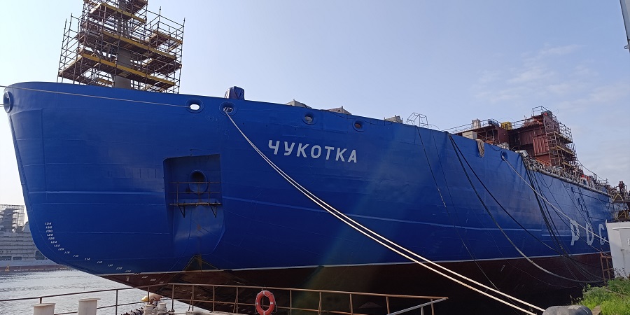 На строящийся ледокол Чукотка погружены резервные дизельные генераторы 