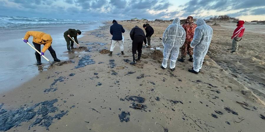 Меньше, чем ожидалось. Морспасслужба установила объем нефтепродуктов, попавших в море после крушения танкеров Волгонефть