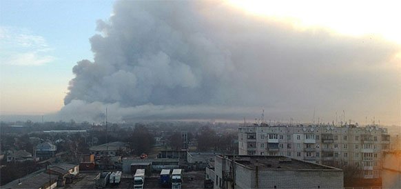 На Украине горит крупнейший военный склад и взрываются боеприпасы. ВИДЕО