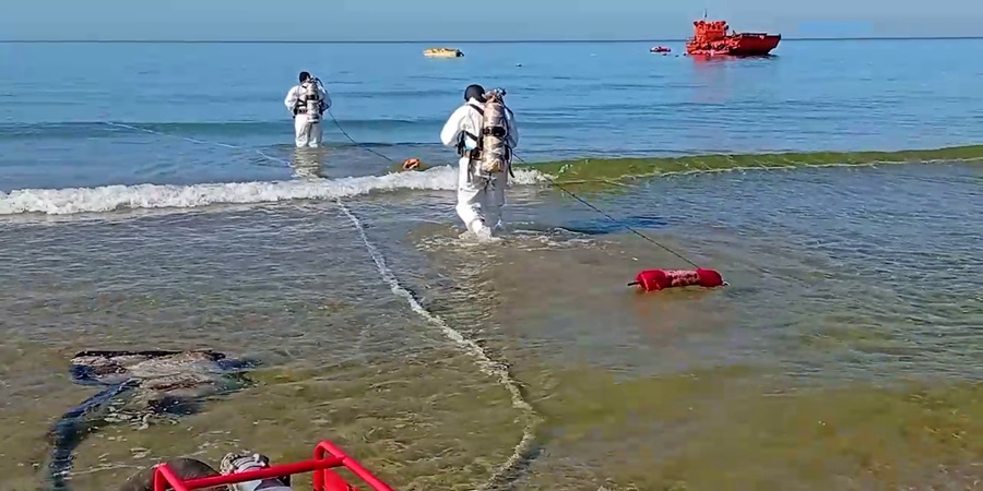 Водолазы завершили работы по сбору мазута на побережье Анапы