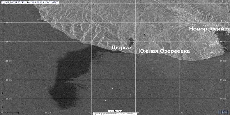 Площадь нефтяного пятна в Новороссийске оказалась в ...