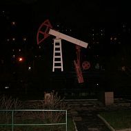 Стела в виде станка-качалки во дворике РГУ нефти и газа им. И.М. Губкина