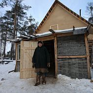 Жилище хантов не всегда оказывается таким, каким мы привыкли его себе представлять. Дима - племянник С.А.Кечимова выходит из зимнего домика