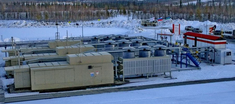 Газодожимная станция из трех компрессорных установок и блок подготовки попутного газа Газодожимная станция из трех компрессорных установок и блок подготовки попутного газа