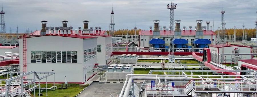 Крупнейший энергоцентр собственных нужд – ГТЭС Талаканского месторождения (144 МВт) Обеспечение энергетической автономности месторождений – это комплексная задача, которая предполагает разработку и внедрение уникальных инженерных решений, анализ надежности и экологичности, оценку эффективности, экономических и технических рисков, обоснование выбора генерирующего и технологического оборудования, заботу о качестве топливного газа. ПОЧЕМУ НЕОБХОДИМ ЭНЕРГОЦЕНТР СОБСТВЕННЫХ НУЖД Необходимость создания энергоцентра собственных нужд (ЭСН) конкретного месторождения обусловлена основными и сопутствующими причинами. Среди них: - затраты на подвод электроэнергии и тепла сопоставимы с расходами на строительство собственной электростанции (новое строительство); - проблемы с региональными энергосетями либо со стоимостью дополнительной электроэнергии (расширение мощностей); - наличие и качество электроэнергии, критичное для непрерывности технологического процесса или чреватое нарушением технологии; - штрафы за выбросы в атмосферу попутного нефтяного газа и прочих продуктов, которые сопоставимы со стоимостью оборудования электростанции; - возможность использования дешевого или собственного «бесплатного» газа в качестве топлива для электростанции; - постоянное ожидание роста тарифов на электроэнергию; - удаленность месторождения от коммуникаций, что осложняет транспортировку углеродного сырья.