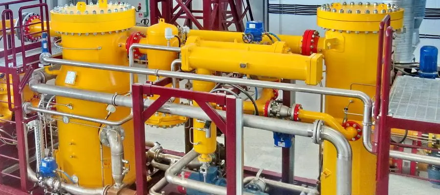 Многоступенчатая система сепарации газа, усиленная фильтром-скруббером Многоступенчатая система сепарации газа, усиленная фильтром-скруббером